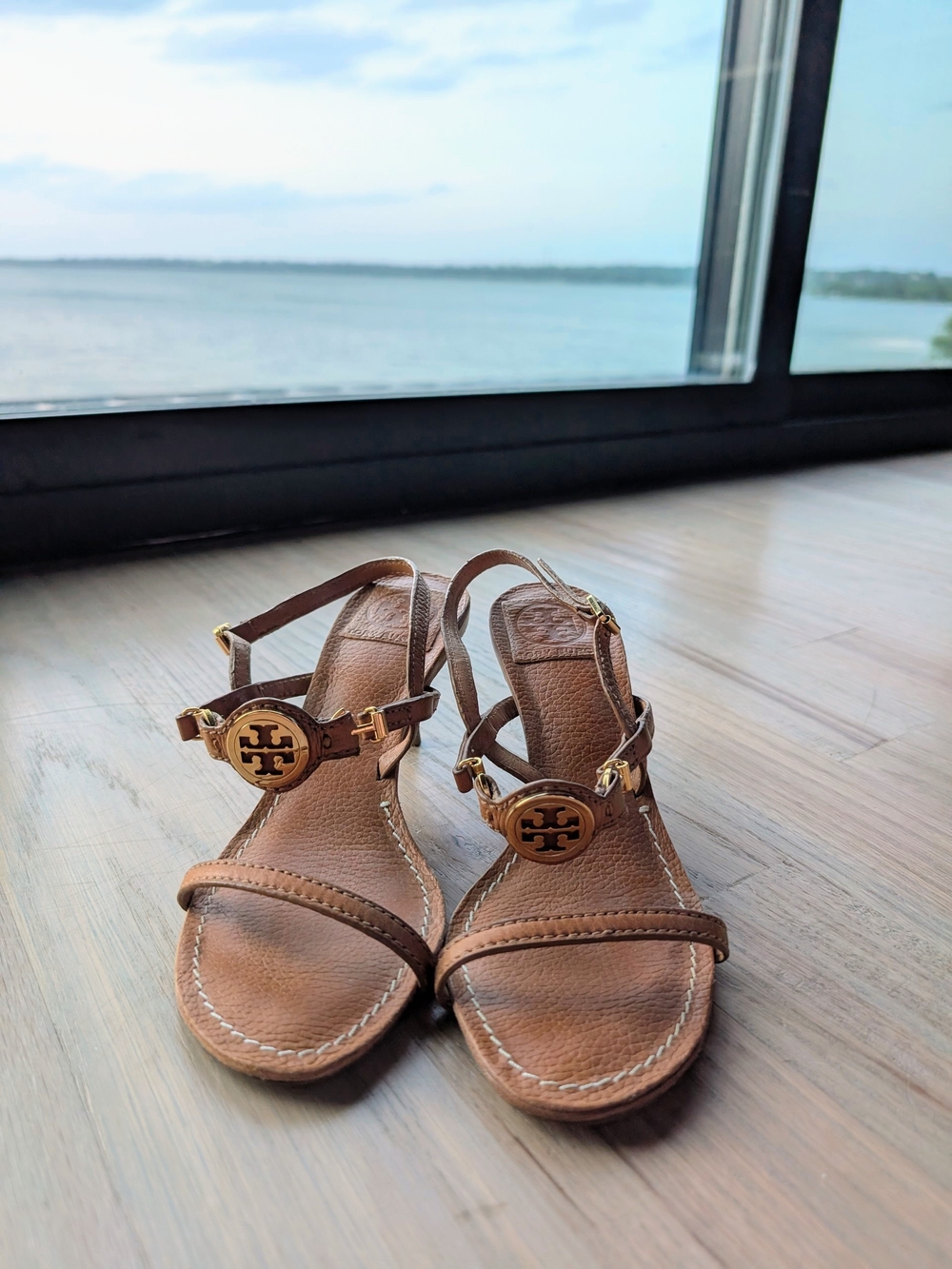 Tory Burch Brown Tan Leather Logo Strap Heels Size 7